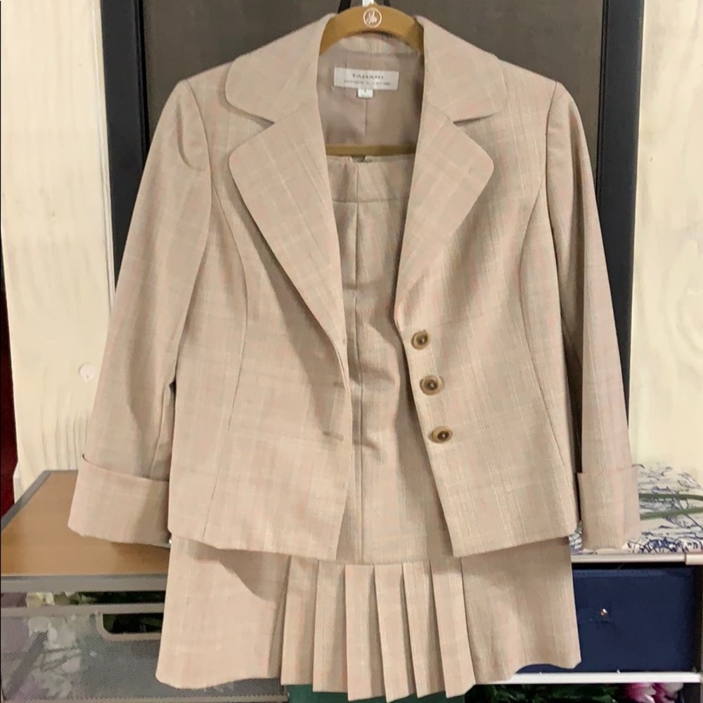 Tahari suit size 4